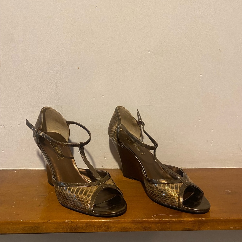 Snakeskin wedged heel